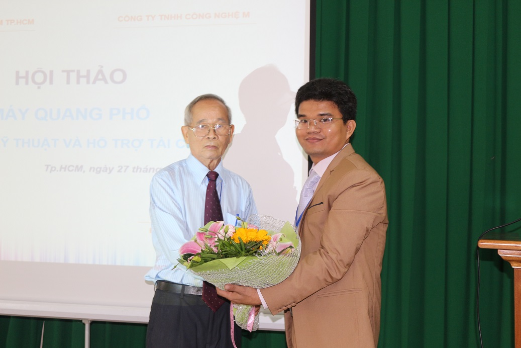 Giám đốc Công ty TNHH Công nghệ M - anh Lê Văn Thương được Phó Giáo sư, Tiến sĩ Lý Ngọc Sáng trao tặng hoa tại buổi hội thảo