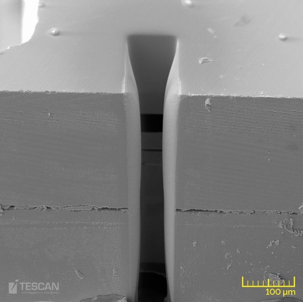 Deep trench milled in a MEMS with plasma FIB Deep trench milled in a MEMS with plasma FIB (chụp bằng Kính hiển vi điện tử quét SEM & FIB-SEM TESCAN)